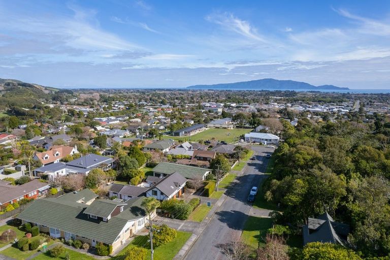 Photo of property in 10 Kakariki Grove, Waikanae, 5036