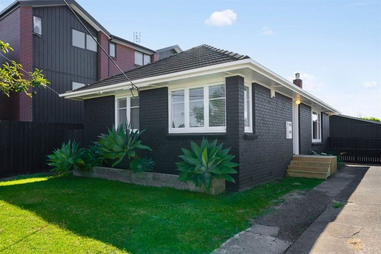 Photo of property in 17 Karamu Street, Te Atatu Peninsula, Auckland, 0610