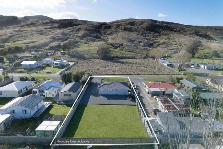 Photo of property in 20 Blake Street, Porangahau, 4293