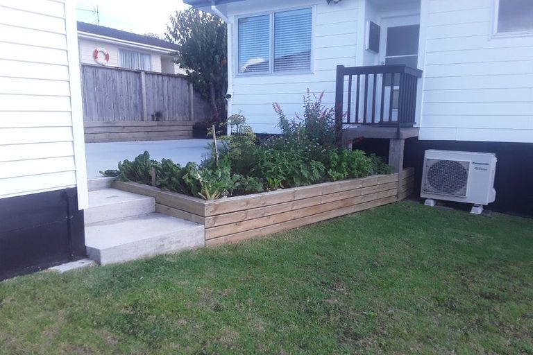 Photo of property in 10 Doone Place, Massey, Auckland, 0614