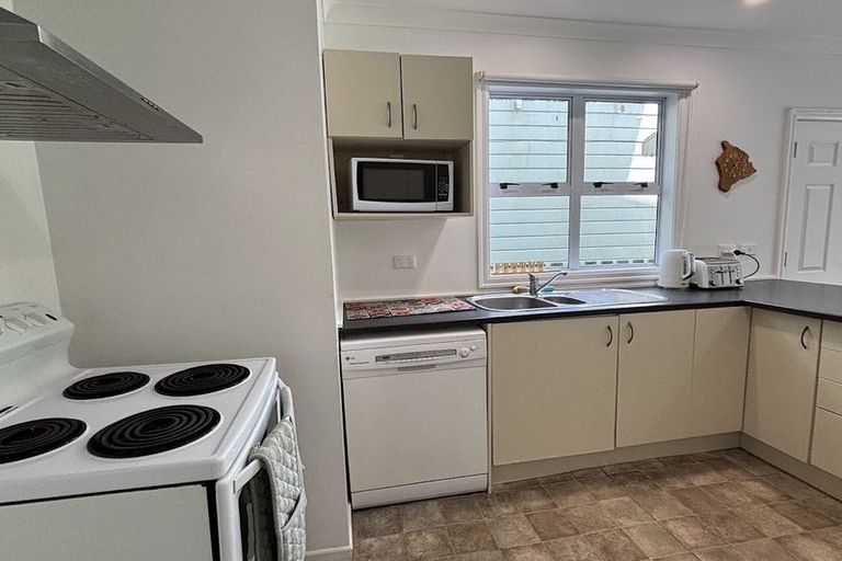 Photo of property in 121 Kelburn Parade, Kelburn, Wellington, 6012