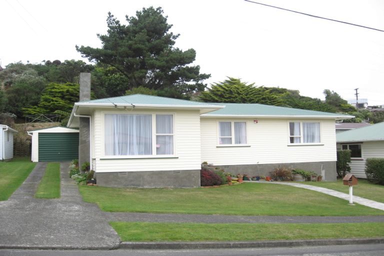 Photo of property in 10 Griffiths Grove, Newlands, Wellington, 6037