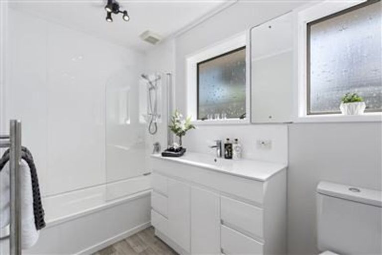 Photo of property in 2/20 Flavia Close, Torbay, Auckland, 0630