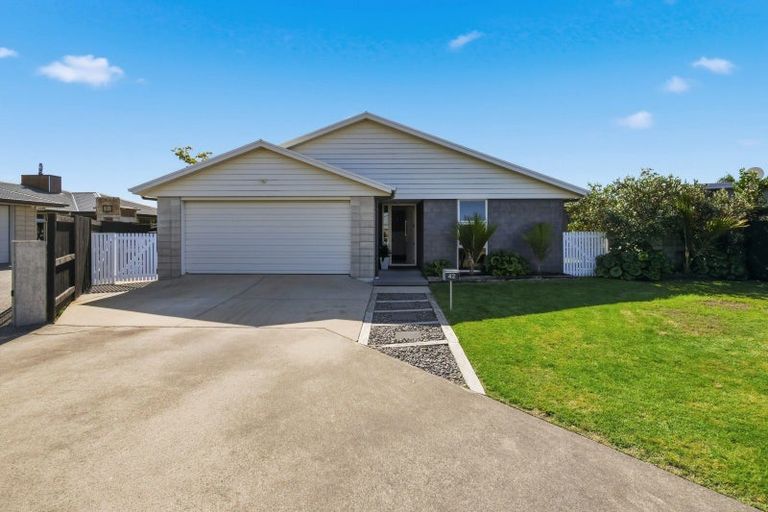 Photo of property in 42 Butterworth Crescent, Papamoa Beach, Papamoa, 3118