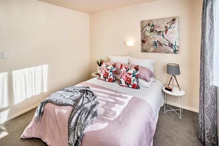 Photo of property in 72b Newlands Road, Newlands, Wellington, 6037