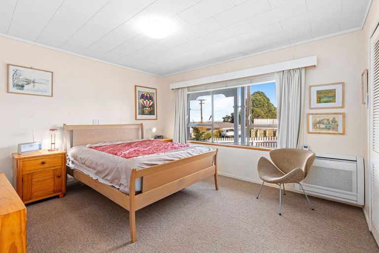 Photo of property in 2/4 Ross Avenue, Glenfield, Auckland, 0629