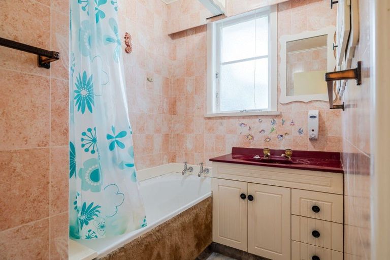 Photo of property in 38 Peters Avenue, Cloverlea, Palmerston North, 4412