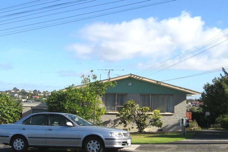 Photo of property in 2/84 Pupuke Road, Hillcrest, Auckland, 0627