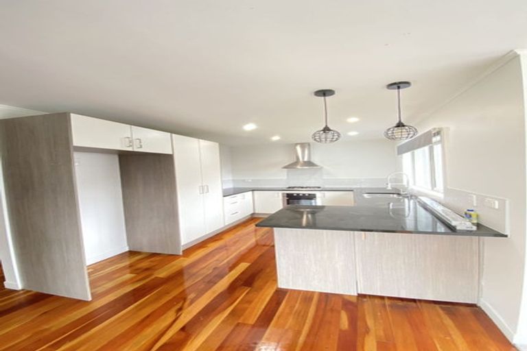 Photo of property in 26 Tawhana Crescent, Red Beach, 0932