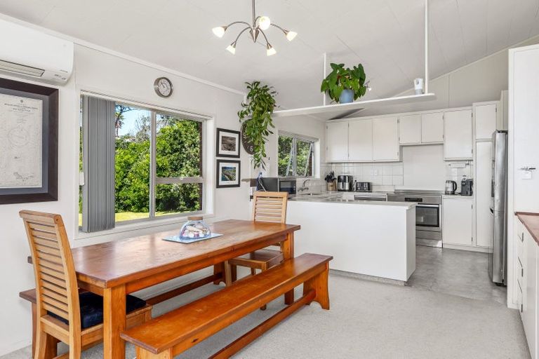 Photo of property in 121 Pacific Parade, Army Bay, Whangaparaoa, 0930