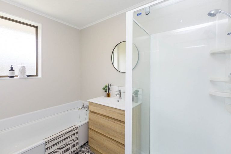 Photo of property in 21f1- Roband Crescent, Brown Owl, Upper Hutt, 5018