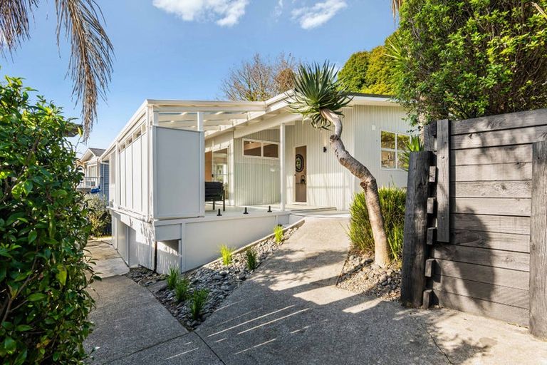 Photo of property in 2/1c Bank Street, Hillcrest, Auckland, 0627