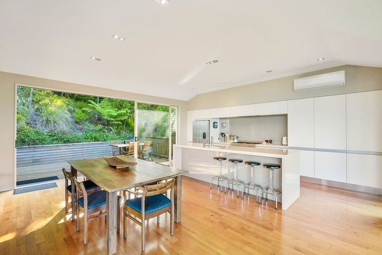 Photo of property in 9 Herrings Cove Place, Titirangi, Auckland, 0604