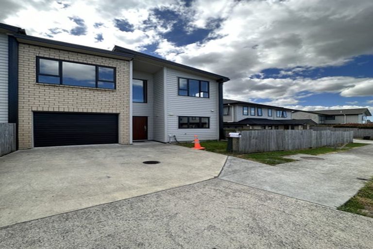 Photo of property in 13 Millcroft Lane, Ranui, Auckland, 0612