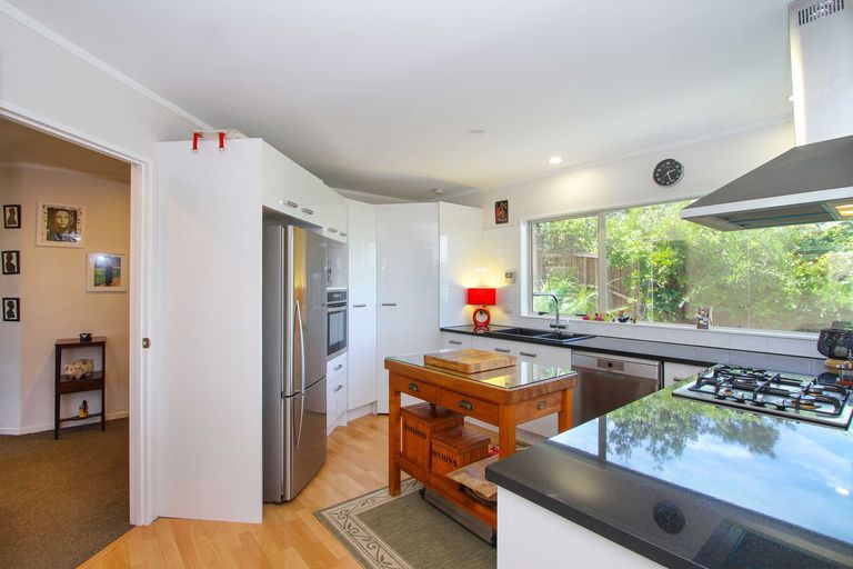 Photo of property in 272 Glamorgan Drive, Northcross, Auckland, 0630