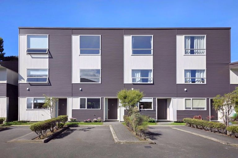 Photo of property in 9/8 Thatcher Crescent, Crofton Downs, Wellington, 6035
