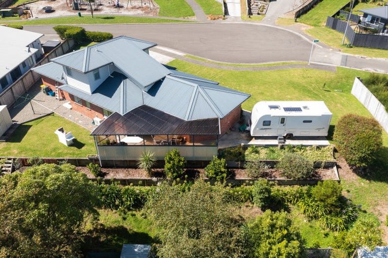 Photo of property in 16 Matuhi Street, Waikanae, 5036