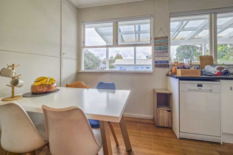 Photo of property in 1 Coburg Street, Henderson, Auckland, 0612