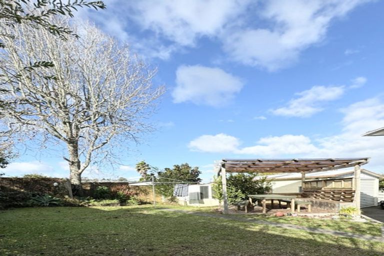 Photo of property in 14 Vina Place, Massey, Auckland, 0614