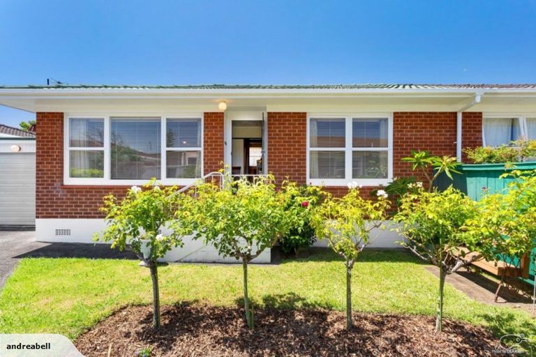 Photo of property in 2/22 Inverness Road, Browns Bay, Auckland, 0630