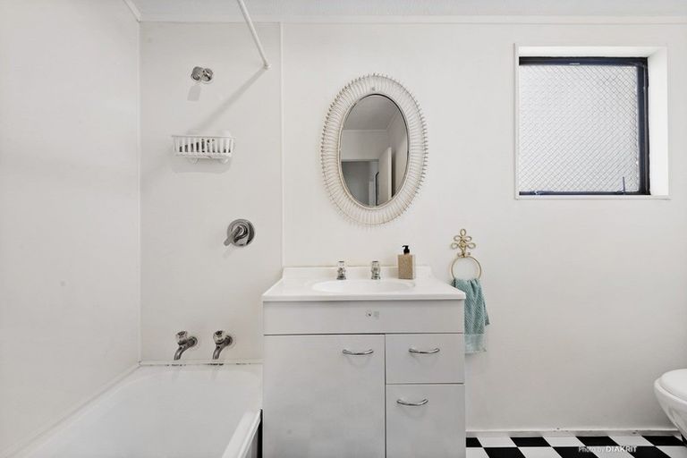 Photo of property in 11 Commons Way, Crofton Downs, Wellington, 6035