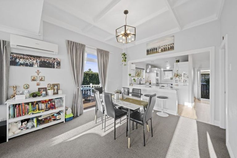 Photo of property in 18 Graham Road, Conifer Grove, Takanini, 2112