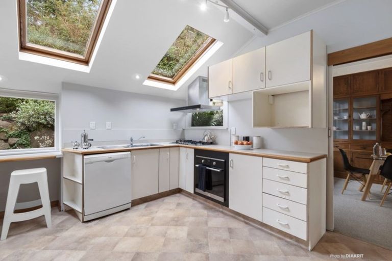 Photo of property in 92 Nevay Road, Karaka Bays, Wellington, 6022