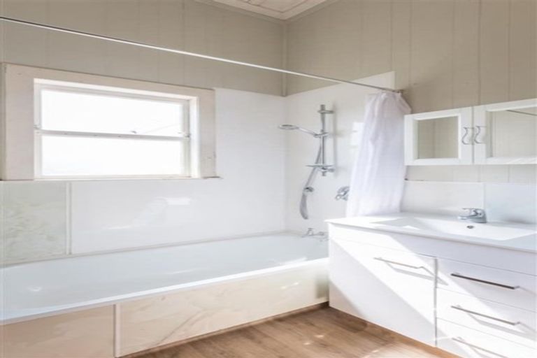 Photo of property in 21 Railway Street, Helensville, 0800