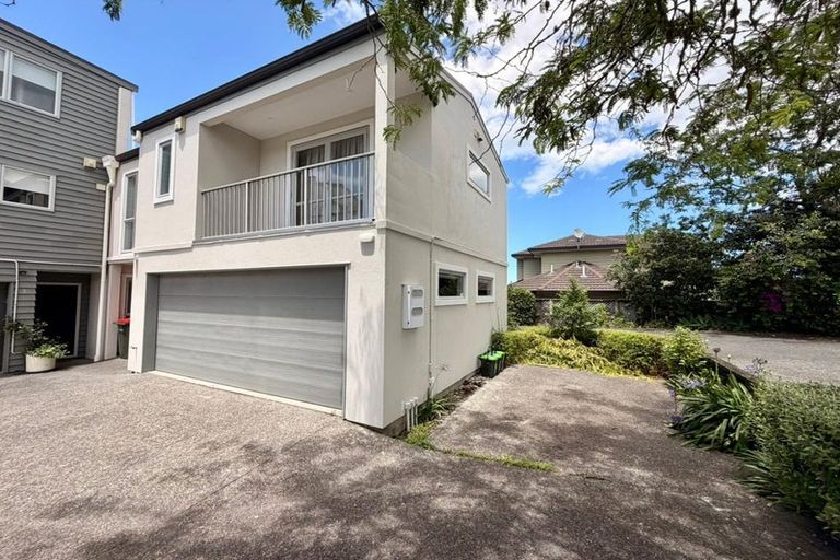 Photo of property in 4/143a Wiseley Road, West Harbour, Auckland, 0618