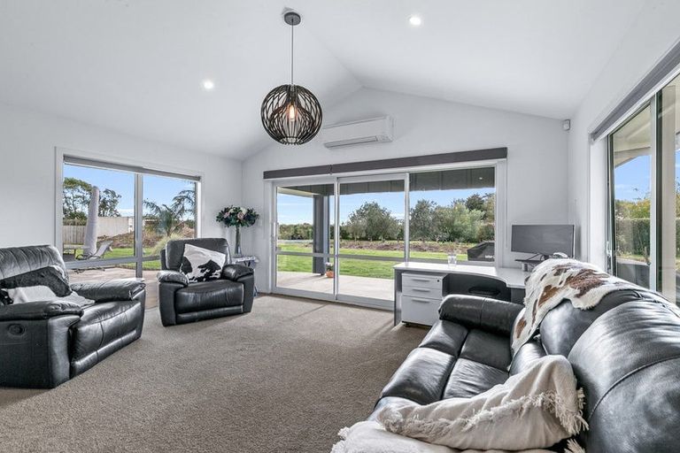 Photo of property in 76 Pohutukawa Drive, Levin, 5571