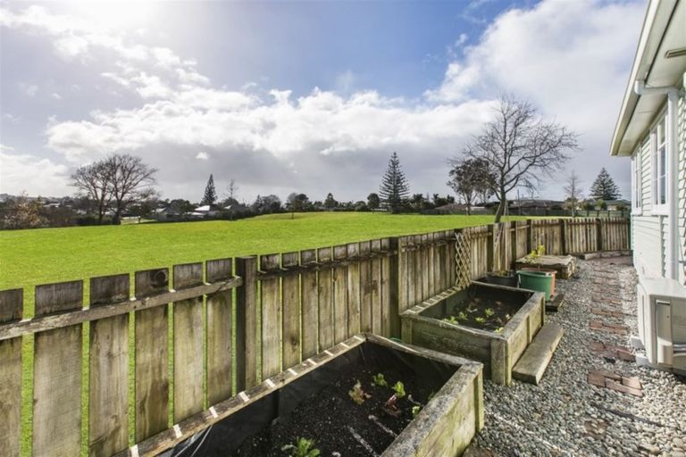 Photo of property in 10 Gladfield Lane, Te Atatu Peninsula, Auckland, 0610