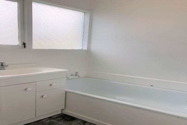 Photo of property in 42 Durham Street, Te Atatu Peninsula, Auckland, 0610