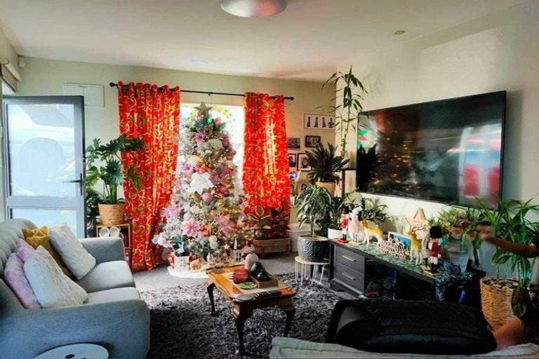 Photo of property in 31 Stewart Drive, Newlands, Wellington, 6037