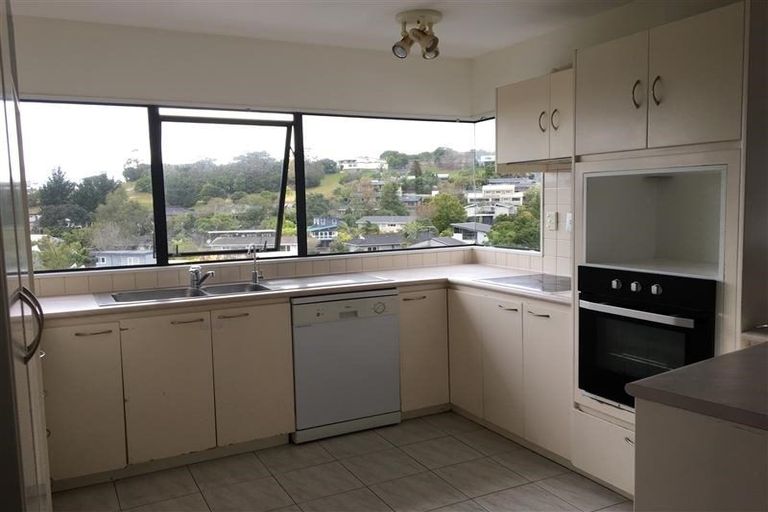 Photo of property in 2/5 Seaford Place, Murrays Bay, Auckland, 0630