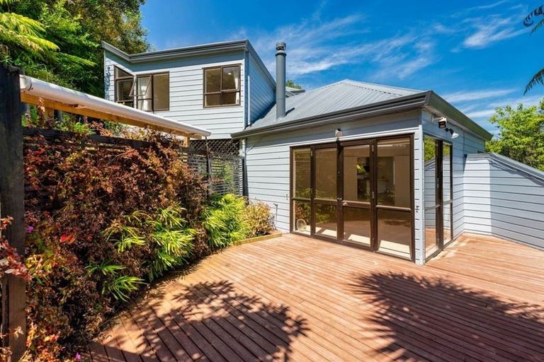 Photo of property in 8 Stitchbird Close, Murrays Bay, Auckland, 0630
