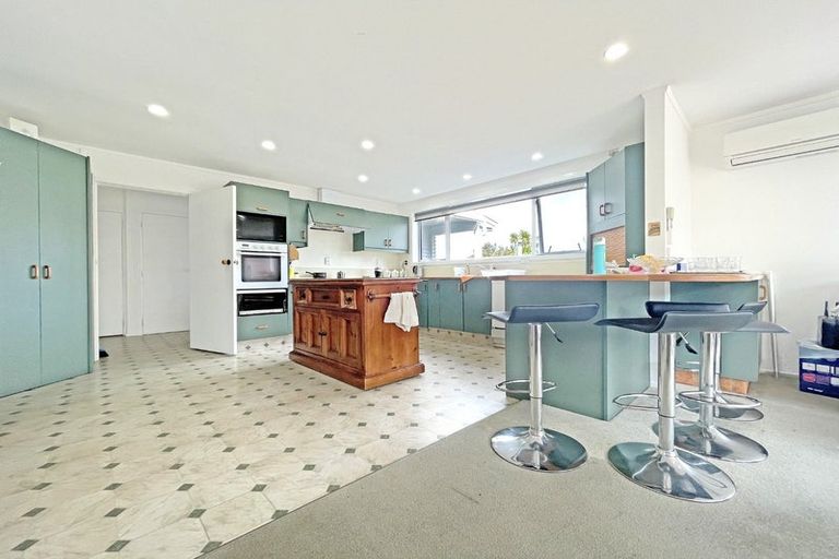 Photo of property in 27 Silverbirch Grove, Churton Park, Wellington, 6037