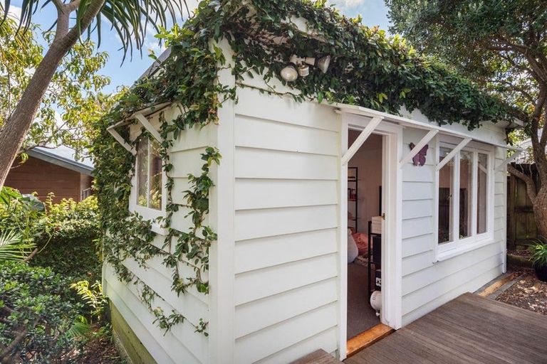 Photo of property in 17 Rangatira Road, Birkdale, Auckland, 0626