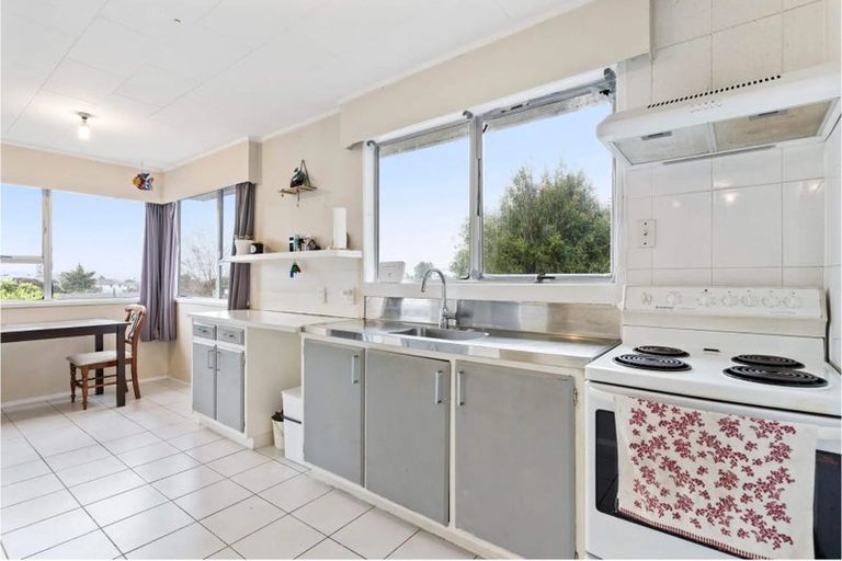 Photo of property in 14 Waari Avenue, Sunnyvale, Auckland, 0612
