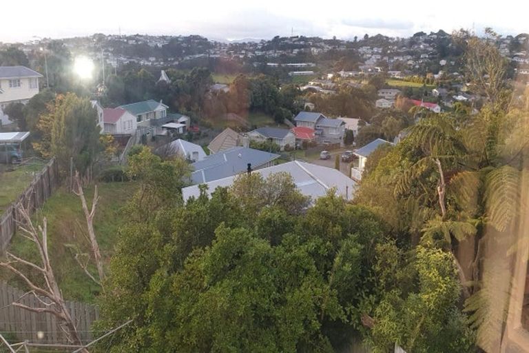 Photo of property in 5 Quigley Street, Newlands, Wellington, 6037