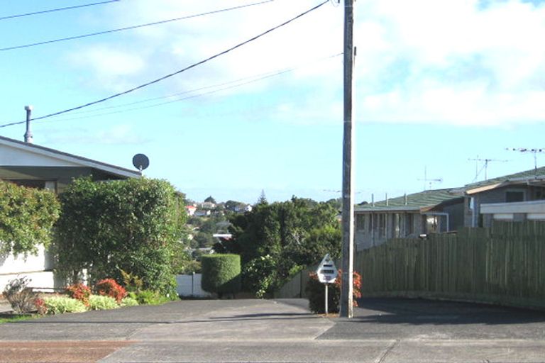 Photo of property in 1/82 Pupuke Road, Hillcrest, Auckland, 0627