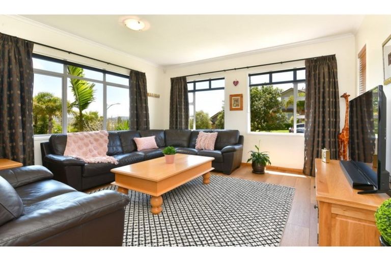 Photo of property in 10 Seamount Drive, Red Beach, 0932