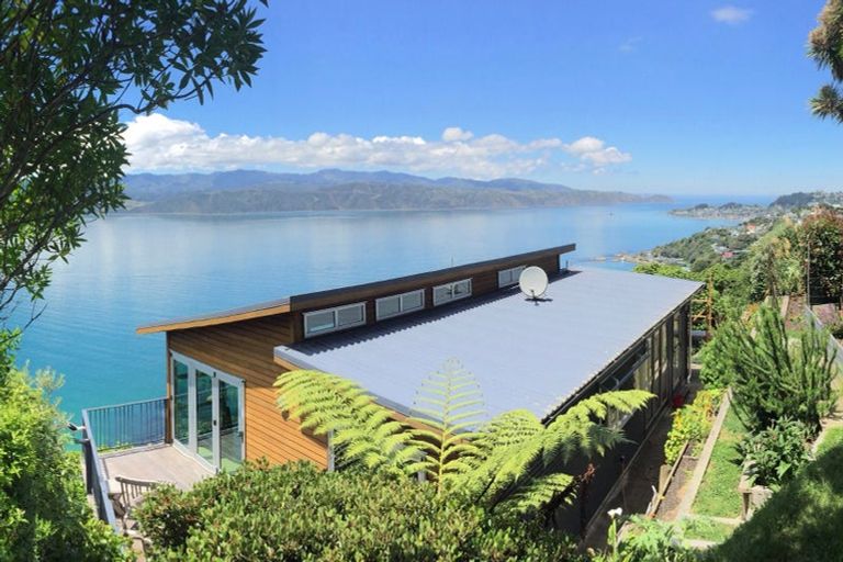 Photo of property in 15a Fortification Road, Karaka Bays, Wellington, 6022
