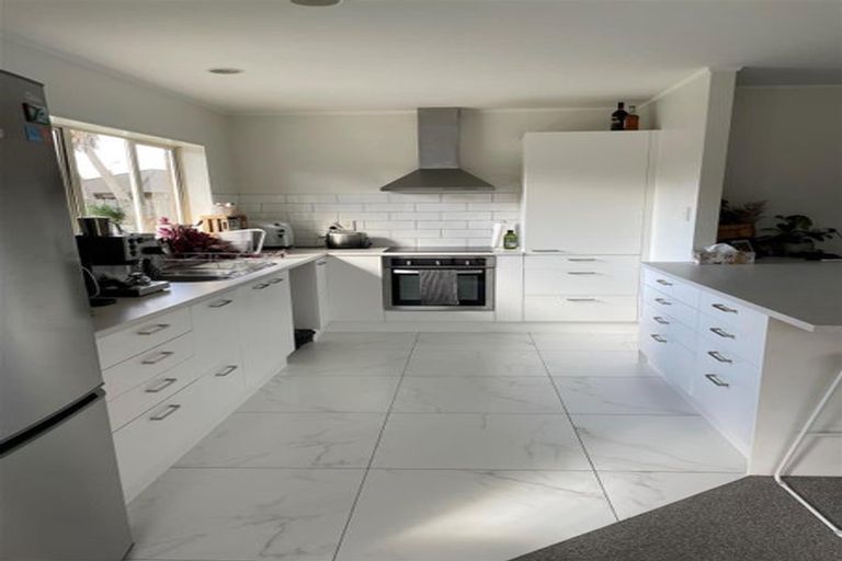 Photo of property in 14 Sid Place, Mangere, Auckland, 2022