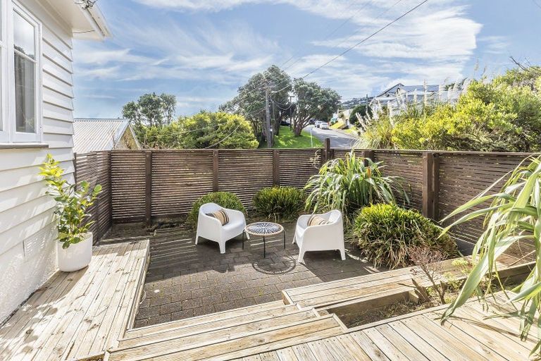 Photo of property in 9 Woburn Road, Northland, Wellington, 6012