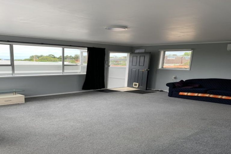 Photo of property in 2/65 Cliff View Drive, Green Bay, Auckland, 0604