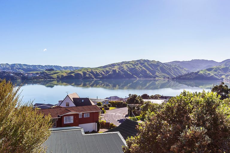 Photo of property in 28 Spinnaker Drive, Whitby, Porirua, 5024