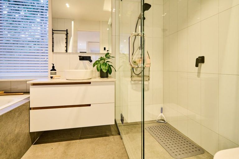 Photo of property in 21 Seaview Terrace, Northland, Wellington, 6012