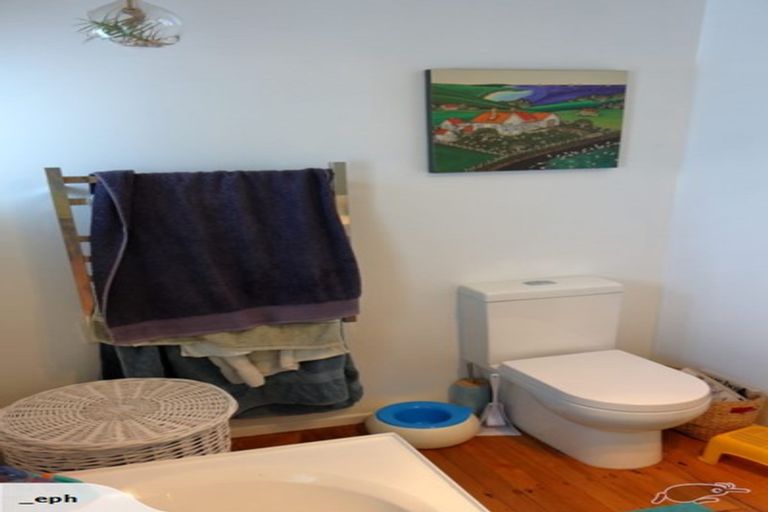 Photo of property in 8 Durham Street, Te Atatu Peninsula, Auckland, 0610