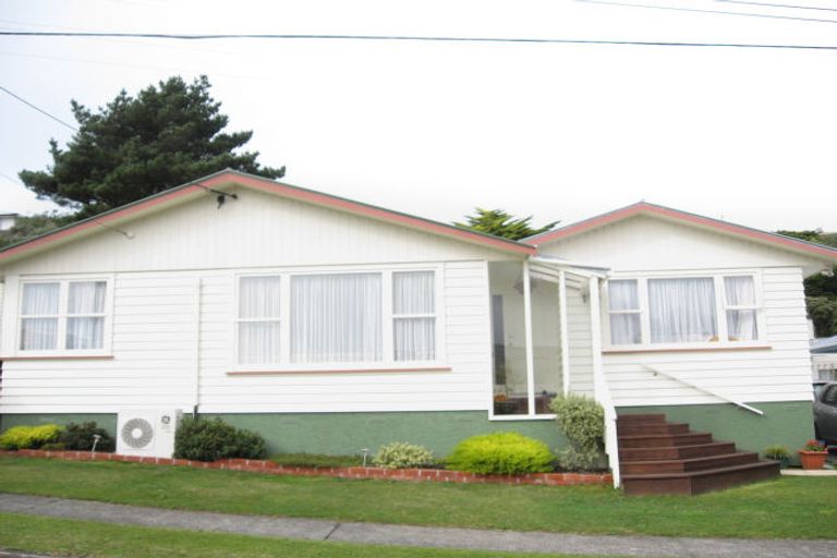 Photo of property in 8 Griffiths Grove, Newlands, Wellington, 6037