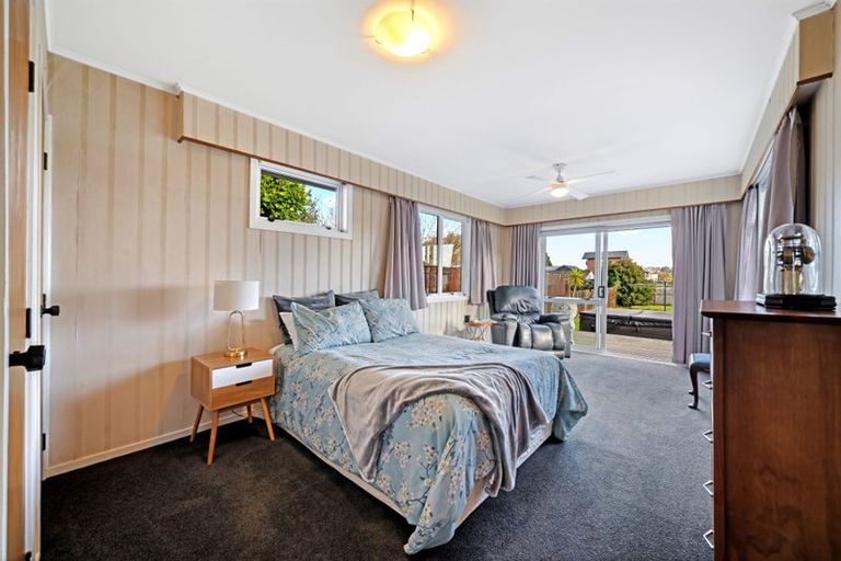 Photo of property in 4 Rixon Place, Te Atatu Peninsula, Auckland, 0610